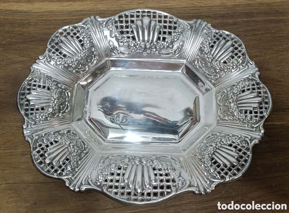Antig&uuml;edades: ANTIGUA BANDEJA CON BA&Ntilde;O DE PLATA.