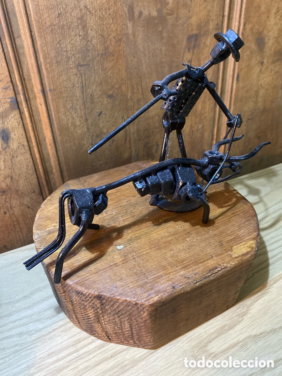 Antig&uuml;edades: Figura de torero con toro en hierro - Foto 1