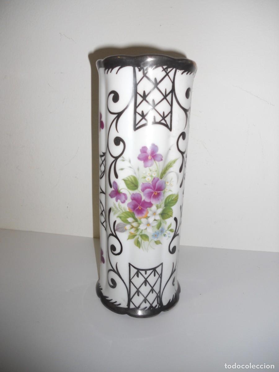 Antig&uuml;edades: ANTIGUO FLORERO DE PORCELANA PINTADO EN PLATA DE LEY
