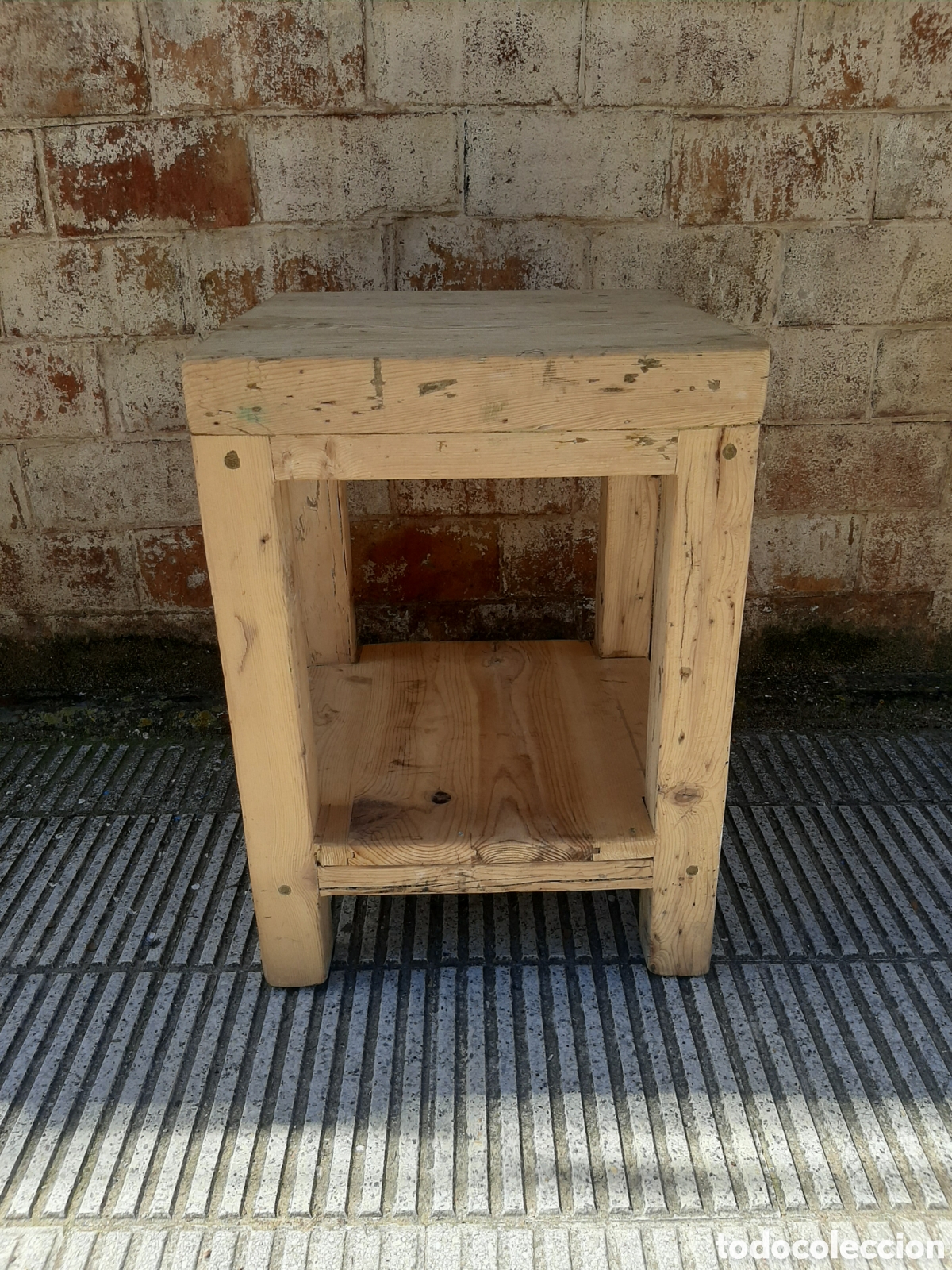 Antig&uuml;edades: Mesa auxiliar robusta r&uacute;stica