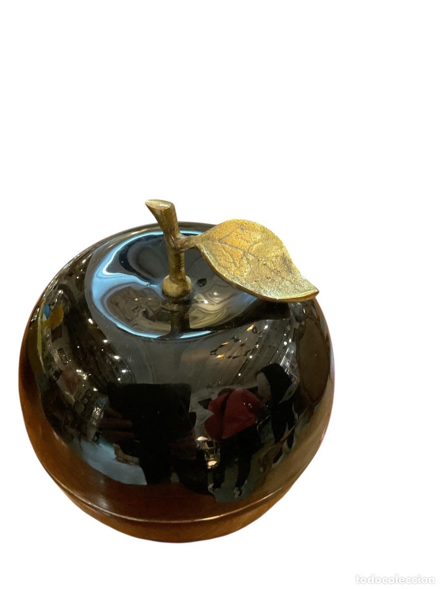 Antig&uuml;edades: Caja representando una manzana en metal