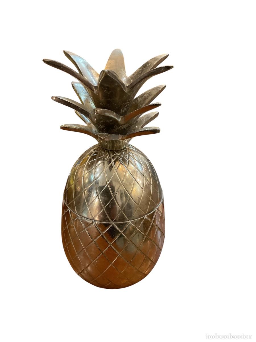 Antig&uuml;edades: Caja representando una pi&ntilde;a realizada en metal