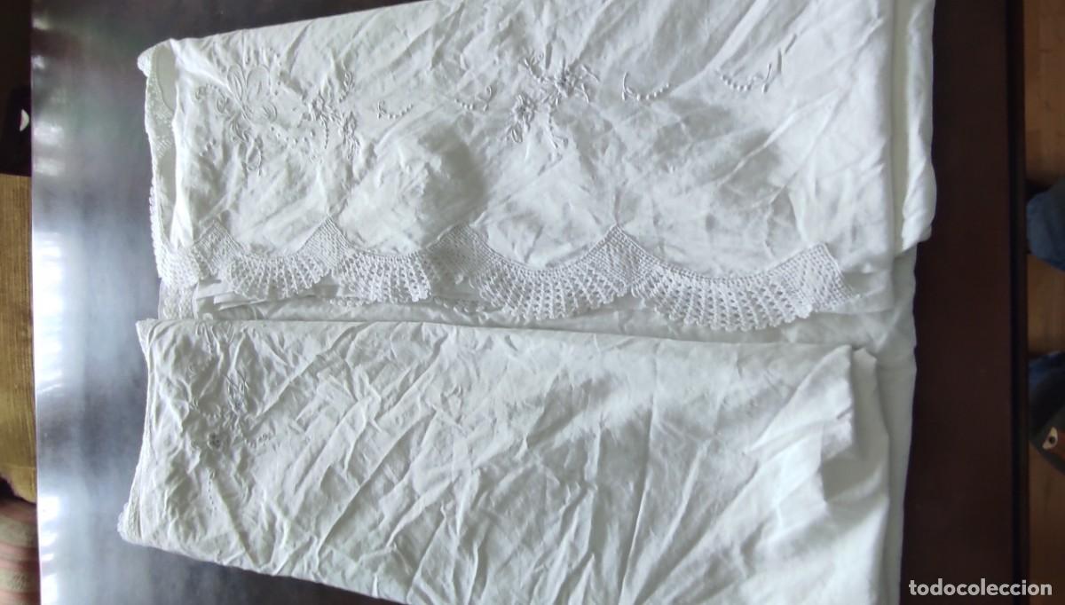 Antig&uuml;edades: CUBRECAMA DE HILO BLANCO CON BORDADO REALCE Y RICHELIU CON PUNTILLA DE GANCHILLO - 235 x 180 cm