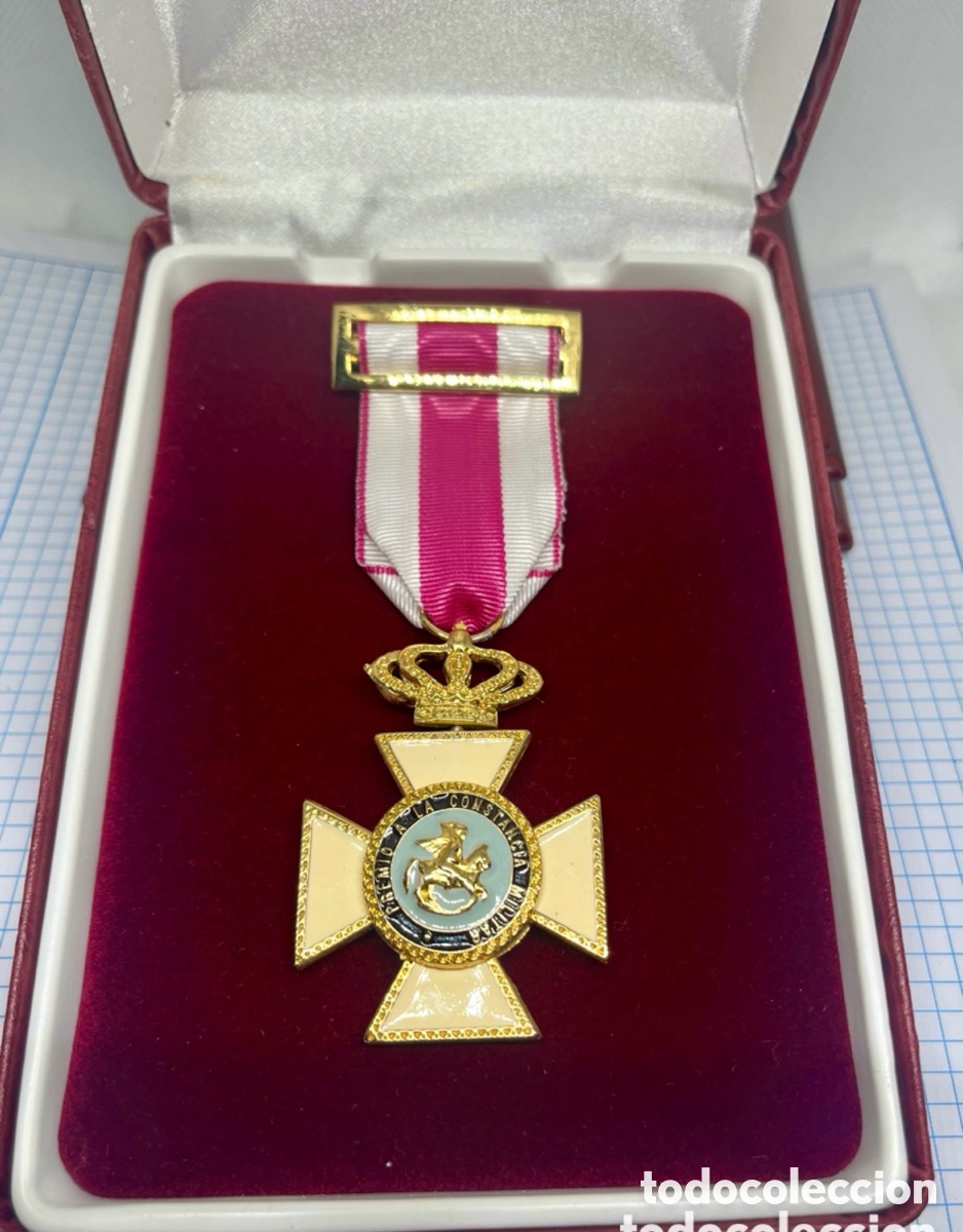 Antig&uuml;edades: MEDALLA MILITAR DE LA ORDEN DE SAN HERMENEGILDO EN SU ESTUCHE