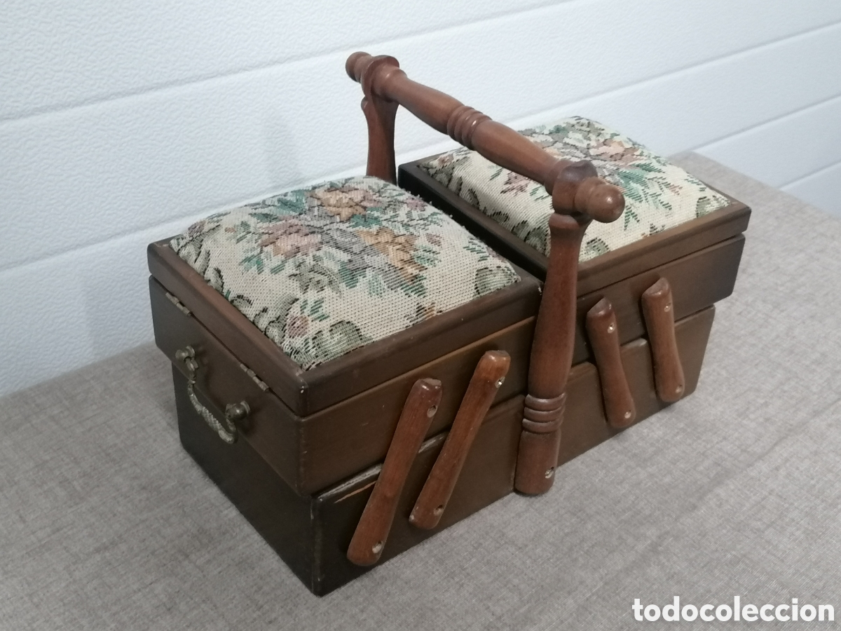 Antiquit&eacute;s: Costurero de madera antiguo
