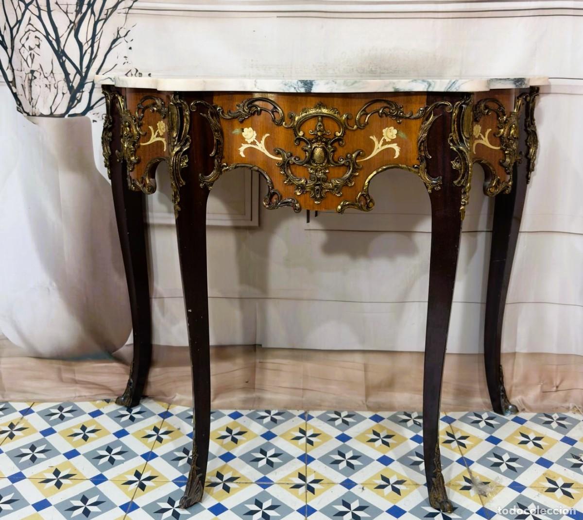 Antig&uuml;edades: Consola francesa de estilo Luis XV, con tapa de m&aacute;rmol y adornos de bronce dorado