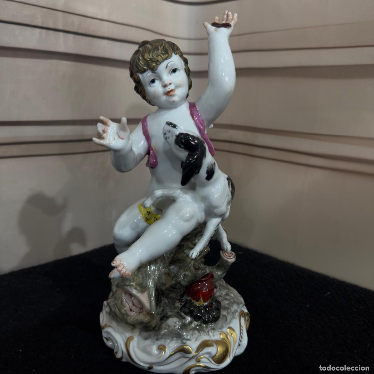 Antig&uuml;edades: Figura de porcelana pintada a mano que representa a un querub&iacute;n con un perro.&nbsp;