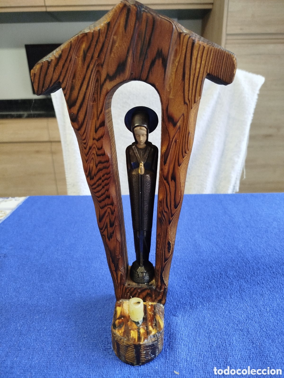 Antig&uuml;edades: Escultura de fundicion Virgen de la Cueva, portavelas sobre retablo de madera.