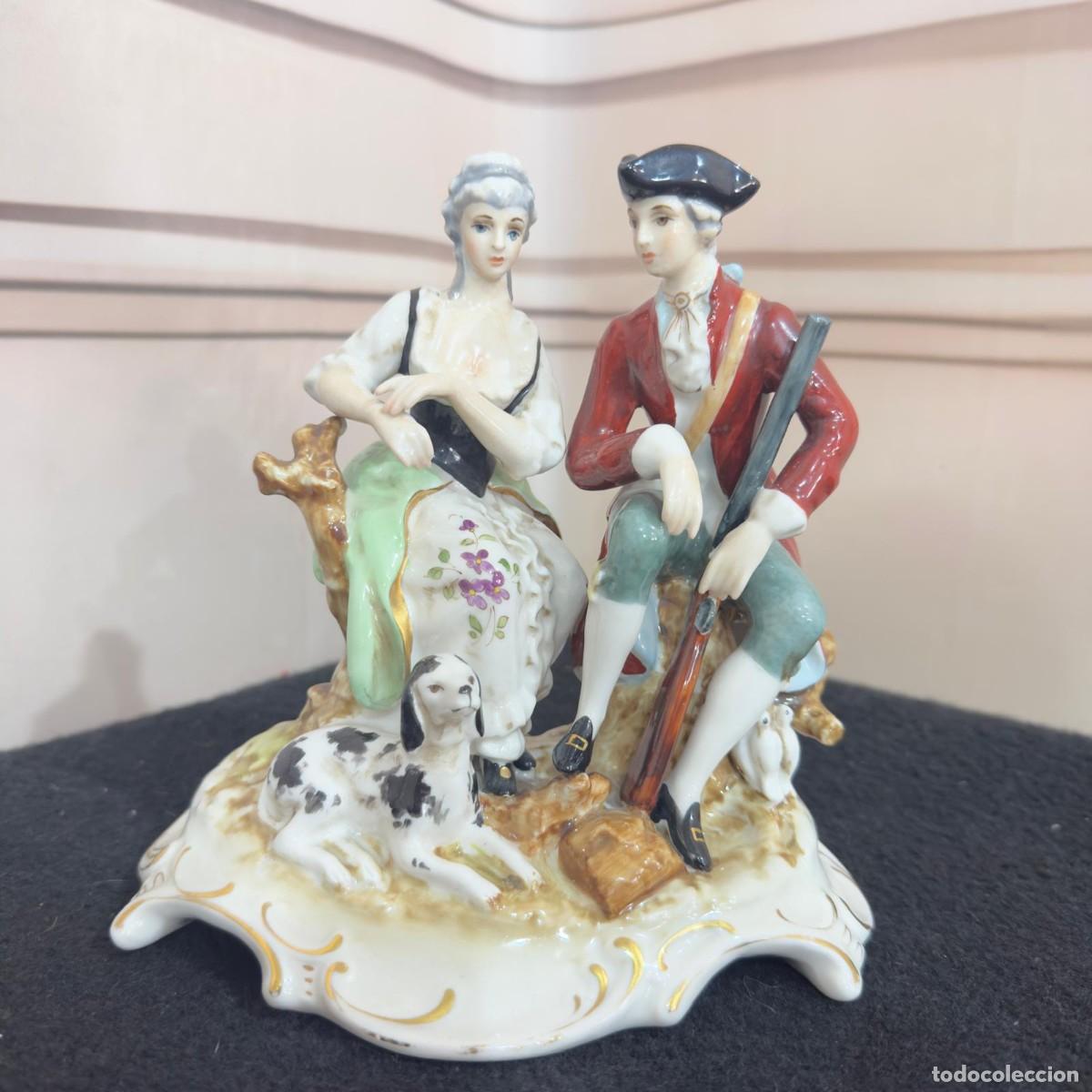 Antig&uuml;edades: Figura de porcelana esmaltada de una pareja victoriana con un perro.