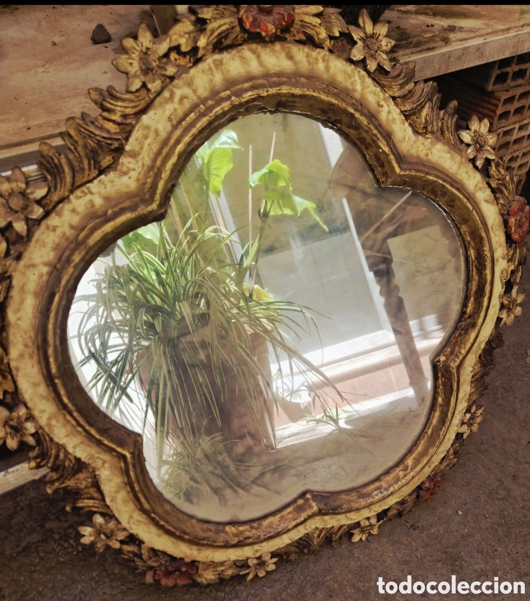 Antig&uuml;edades: Espejo de madera tallada floral dorado