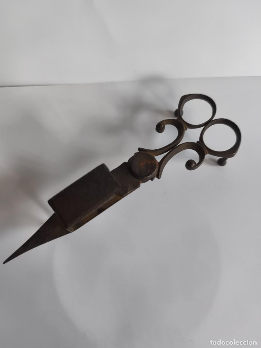Antig&uuml;edades: Espabiladera hierro antigua. S XVIII - XIX. Espa&ntilde;a.