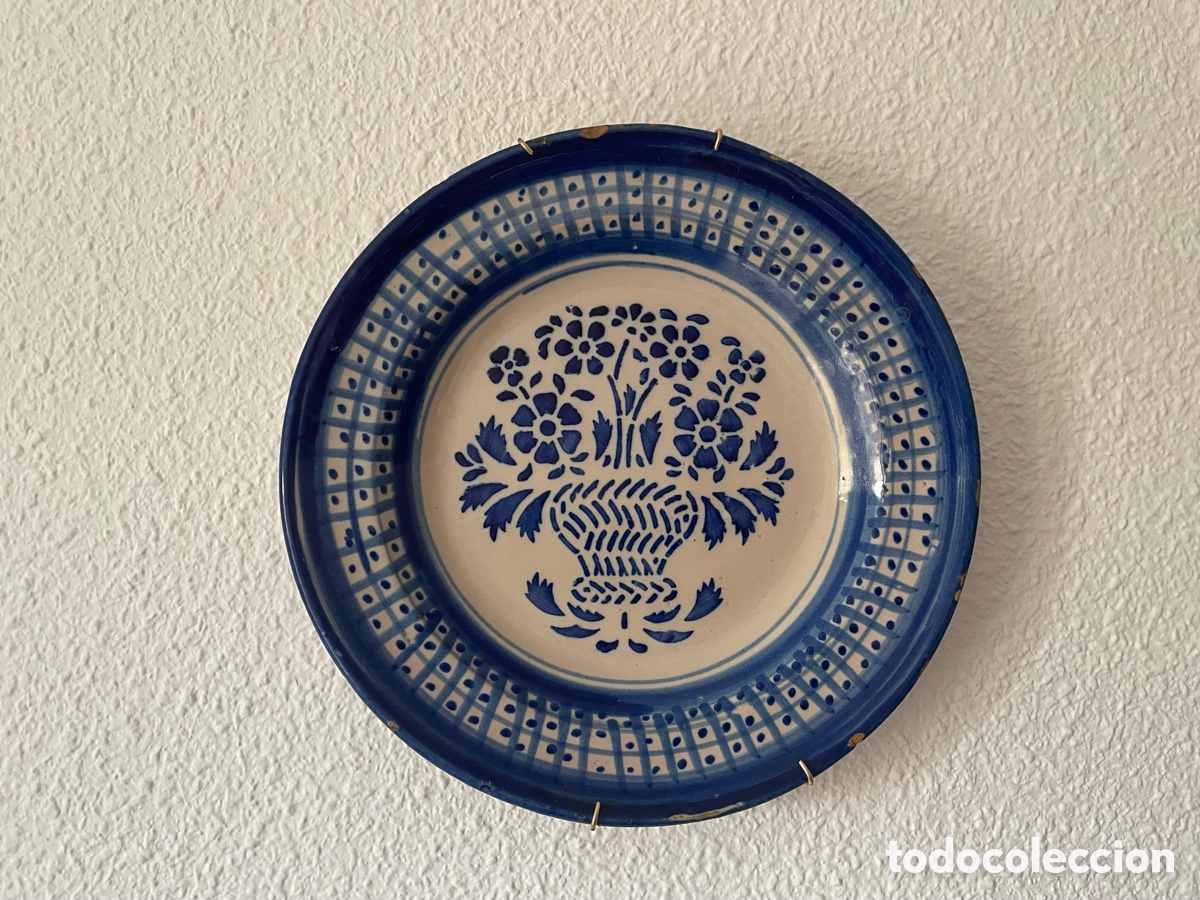 Antig&uuml;edades: Plato antiguo cer&aacute;mica espa&ntilde;ola azul y blanco. Cesta de flores. 26 cm.