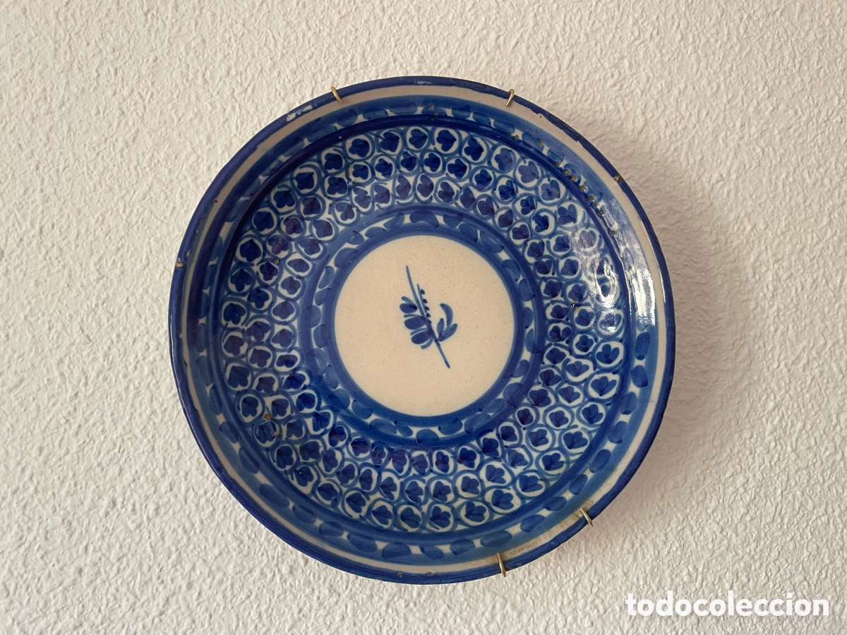 Antig&uuml;edades: Plato antiguo cer&aacute;mica espa&ntilde;ola azul y blanco. Marca &ldquo;C.G.&rdquo; en reverso. 26 cm.