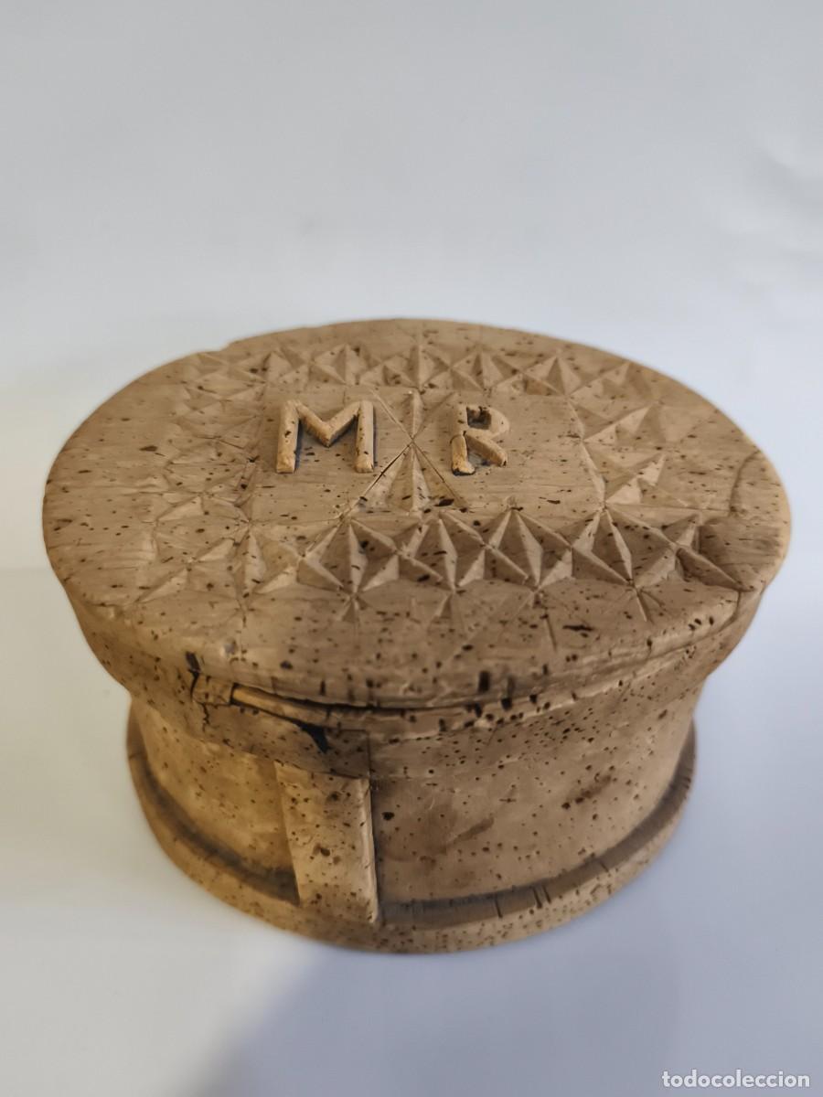 Antig&uuml;edades: Fiambrera recipiente corcho pastor. Arte pastoril. Iniciales propietario. Tallada.