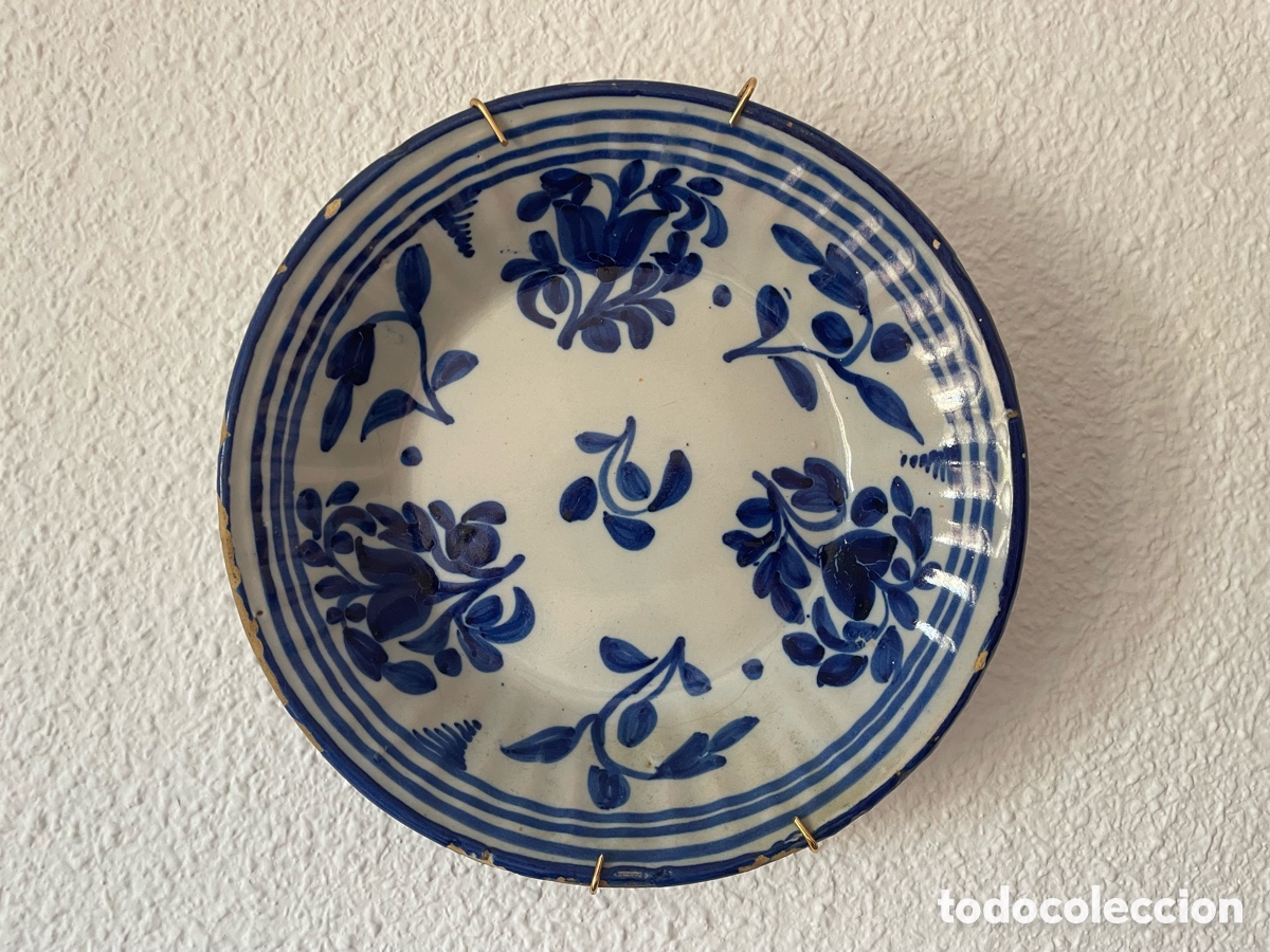 Antig&uuml;edades: Plato antiguo cer&aacute;mica espa&ntilde;ola azul y blanco. Marca &ldquo;J.V.C.&rdquo; en reverso. 23 cm.