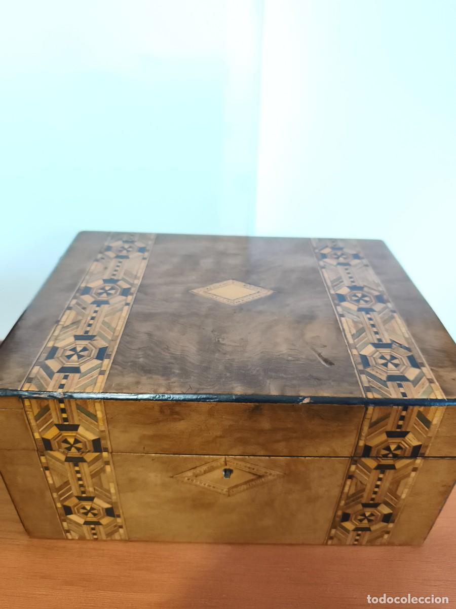 Antig&uuml;edades: Caja escritorio Inglaterra S. XIX. Marqueter&iacute;a.