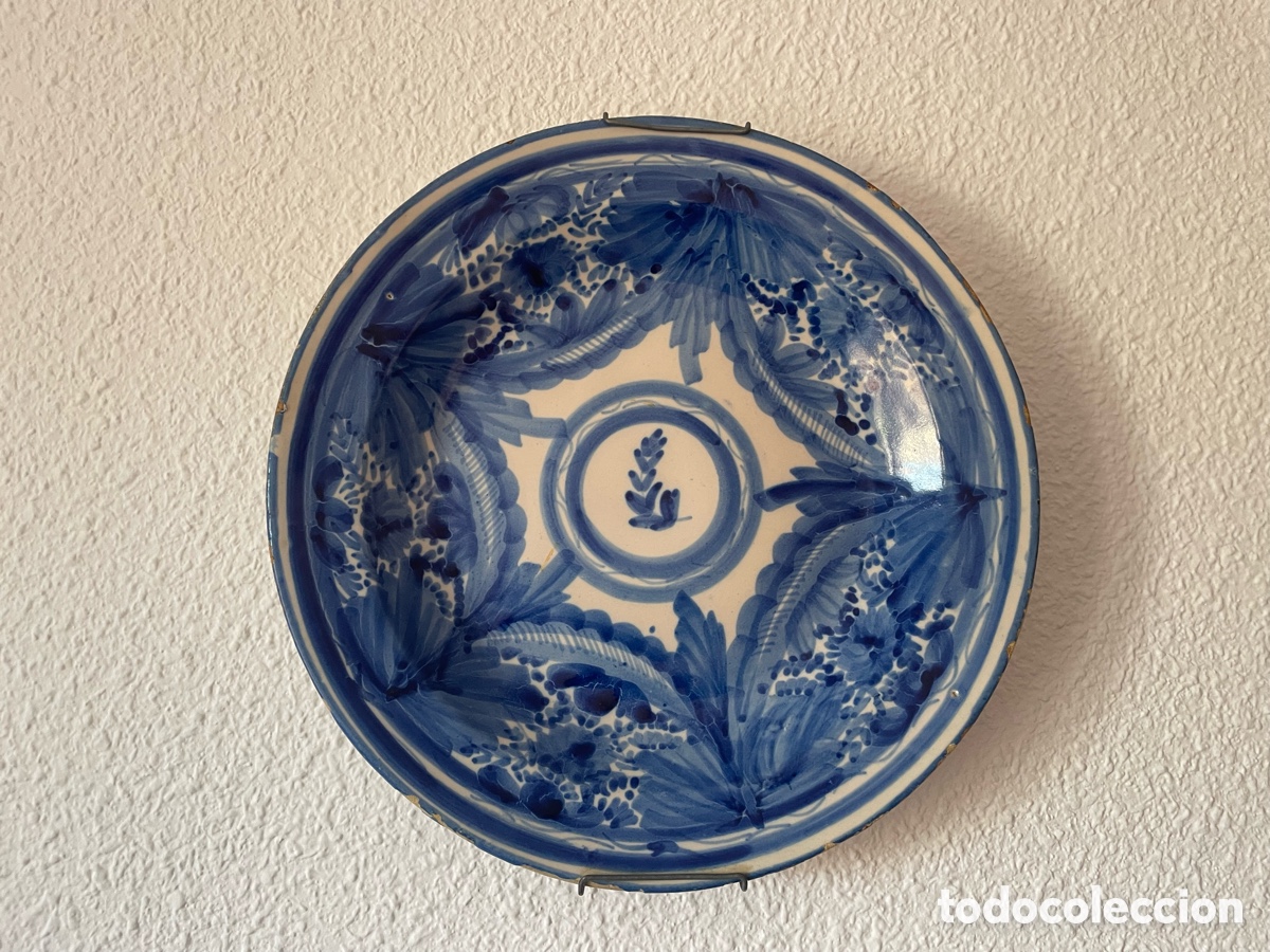 Antig&uuml;edades: Lebrillo antiguo cer&aacute;mica espa&ntilde;ola azul y blanco. Motivos vegetales. 30 cm.