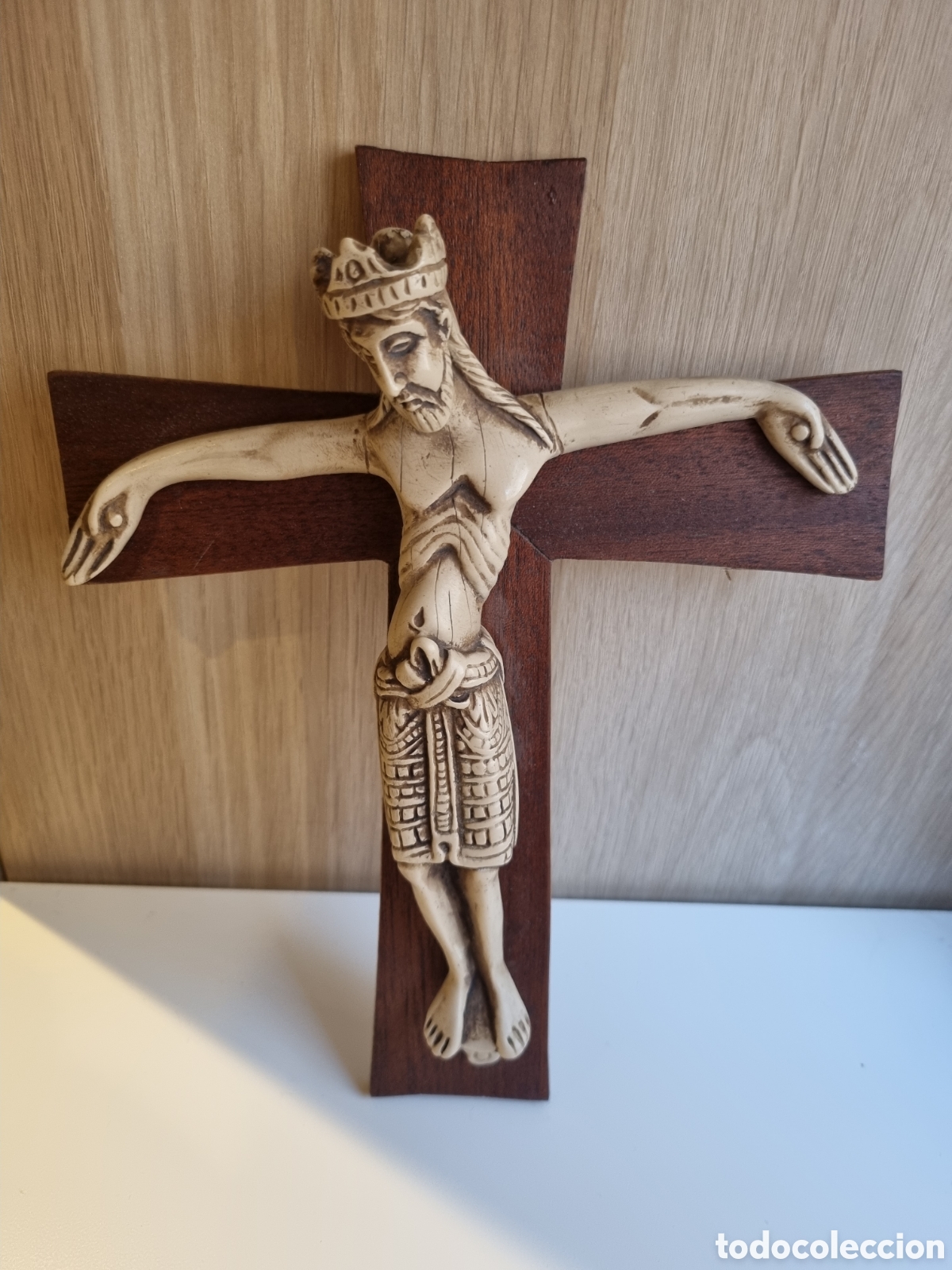 Antiques: Antiguo crucifijo de pasta tipo cer&aacute;mica.