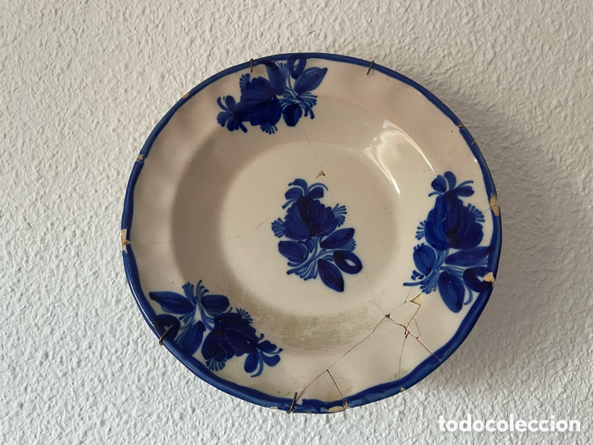Antig&uuml;edades: Plato cer&aacute;mica espa&ntilde;ola azul y blanco. Motivos florales. 22 cm.