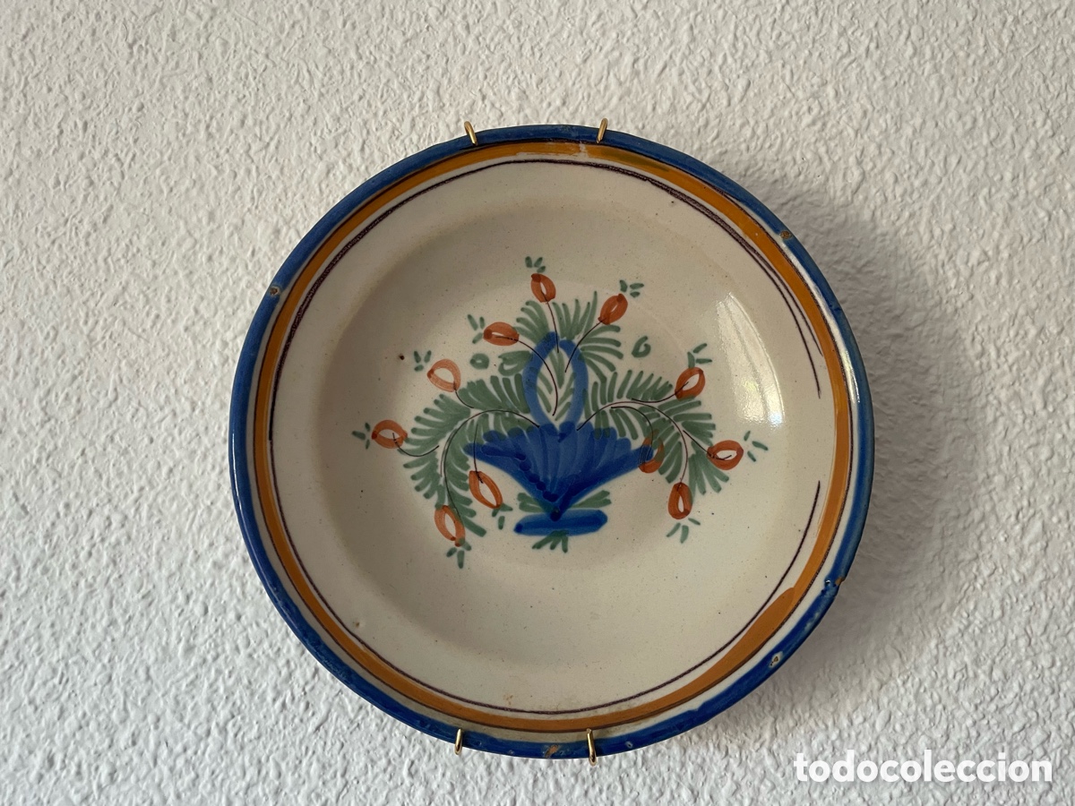 Antig&uuml;edades: Plato antiguo cer&aacute;mica espa&ntilde;ola policroma. Azul, verde y naranja. 22 cm.