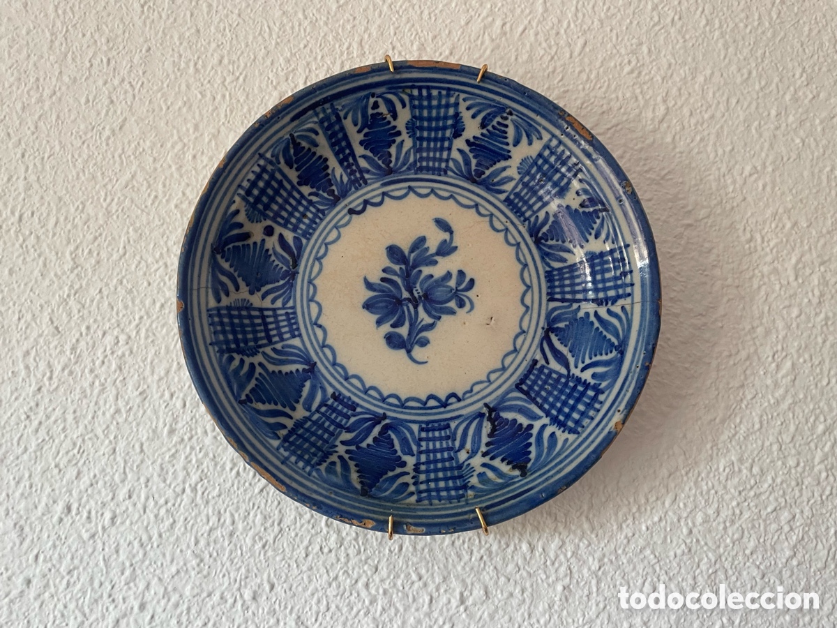 Antig&uuml;edades: Plato antiguo cer&aacute;mica espa&ntilde;ola azul y blanco. Decoraci&oacute;n de paneles y medall&oacute;n floral. 23 cm.