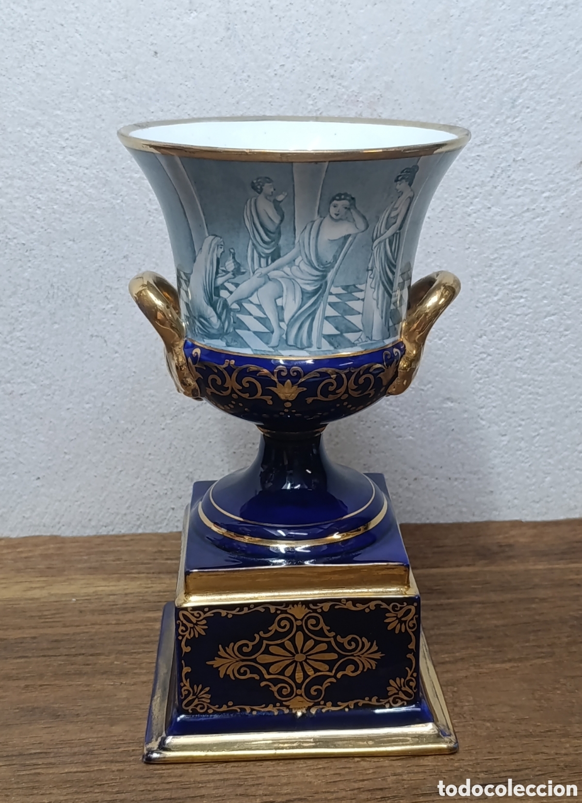 Antig&uuml;edades: MAGN&Iacute;FICA COPA DE PORCELANA POLICROMADA Y DORADA. ESTILO IMPERIO. CIRCA 1900.