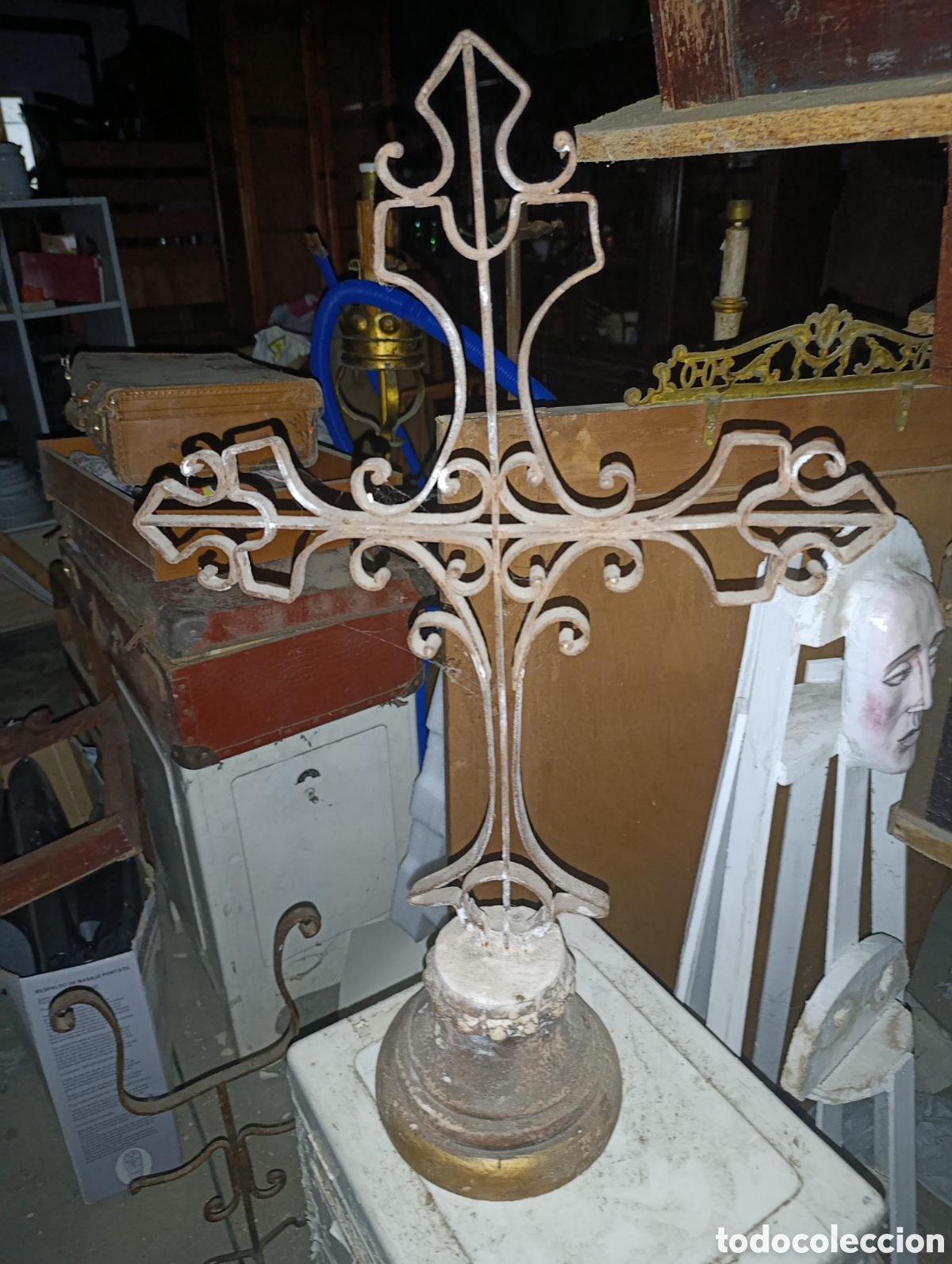 Antig&uuml;edades: Cruz de forja con peana de yeso sigloXlX.
