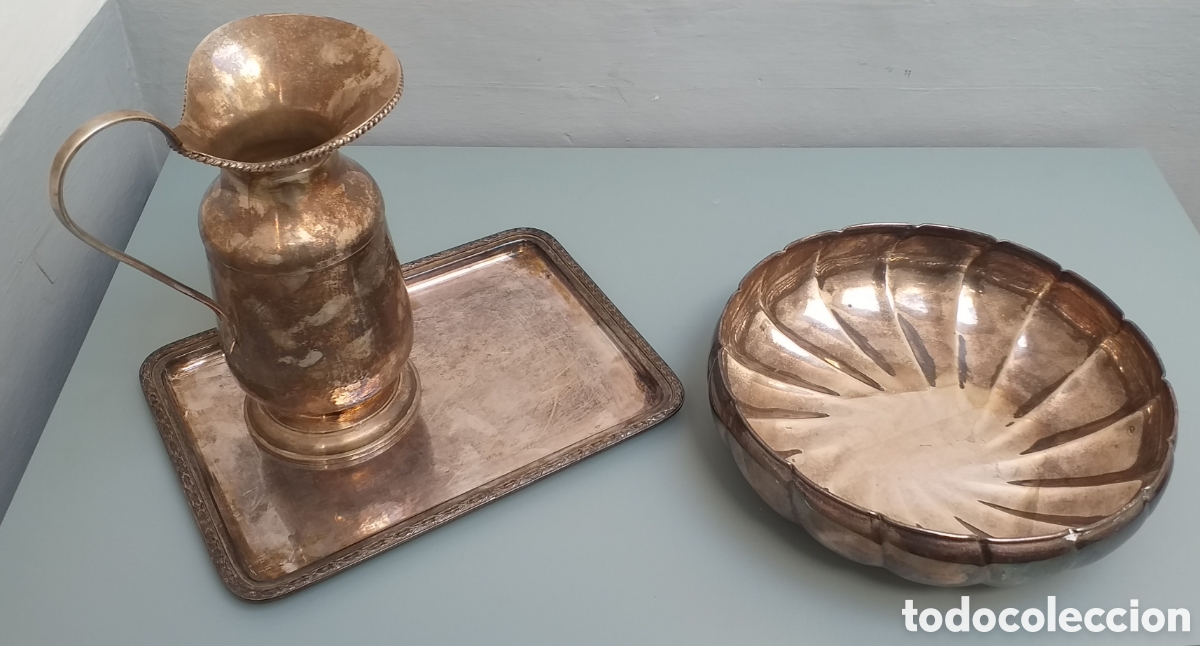 Antig&uuml;edades: Jarra, bandeja y fuente de metal. Alpaca plateada