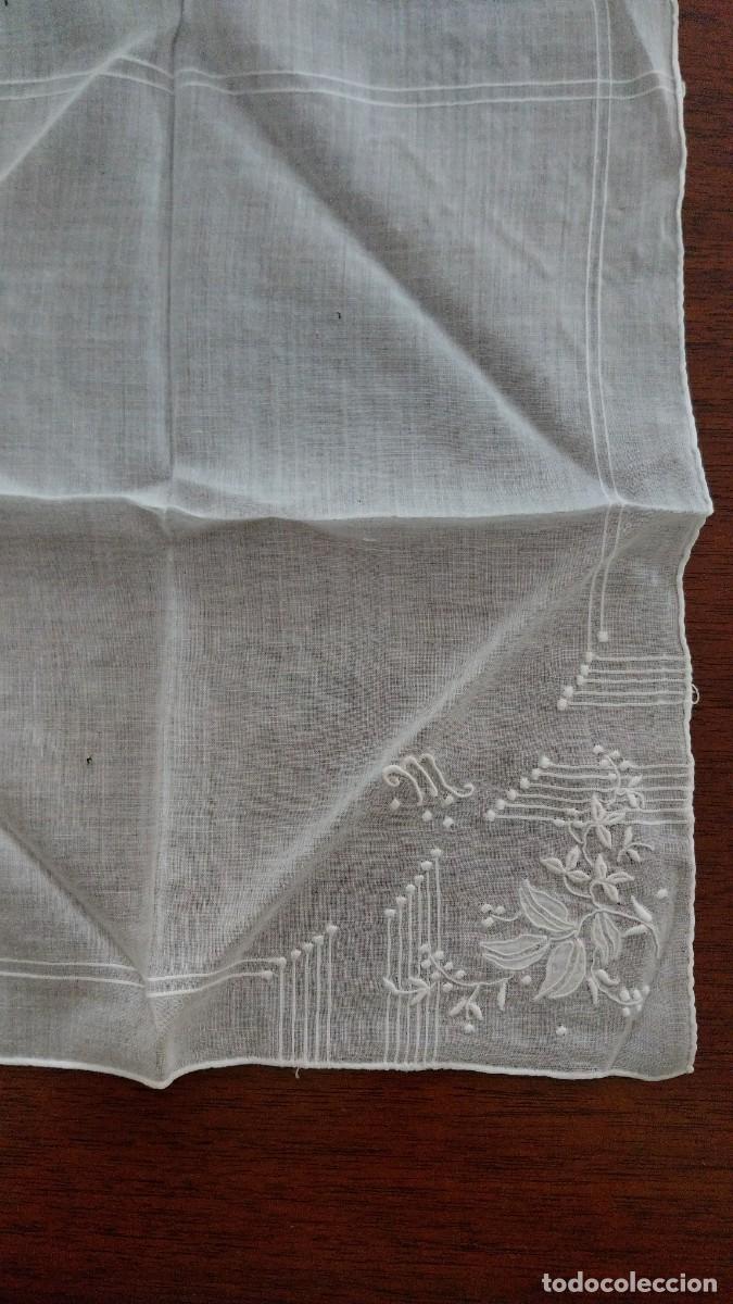 Antig&uuml;edades: Pa&ntilde;uelo de tela con bordado floral y la inicial M