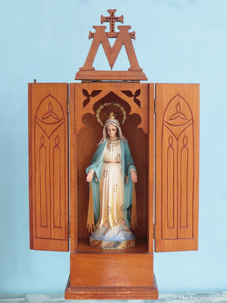 Antig&uuml;edades: Capilla limosnero portando en su interior una imagen de la Virgen Milagrosa. Pps. S. XX. Mide 53 cm