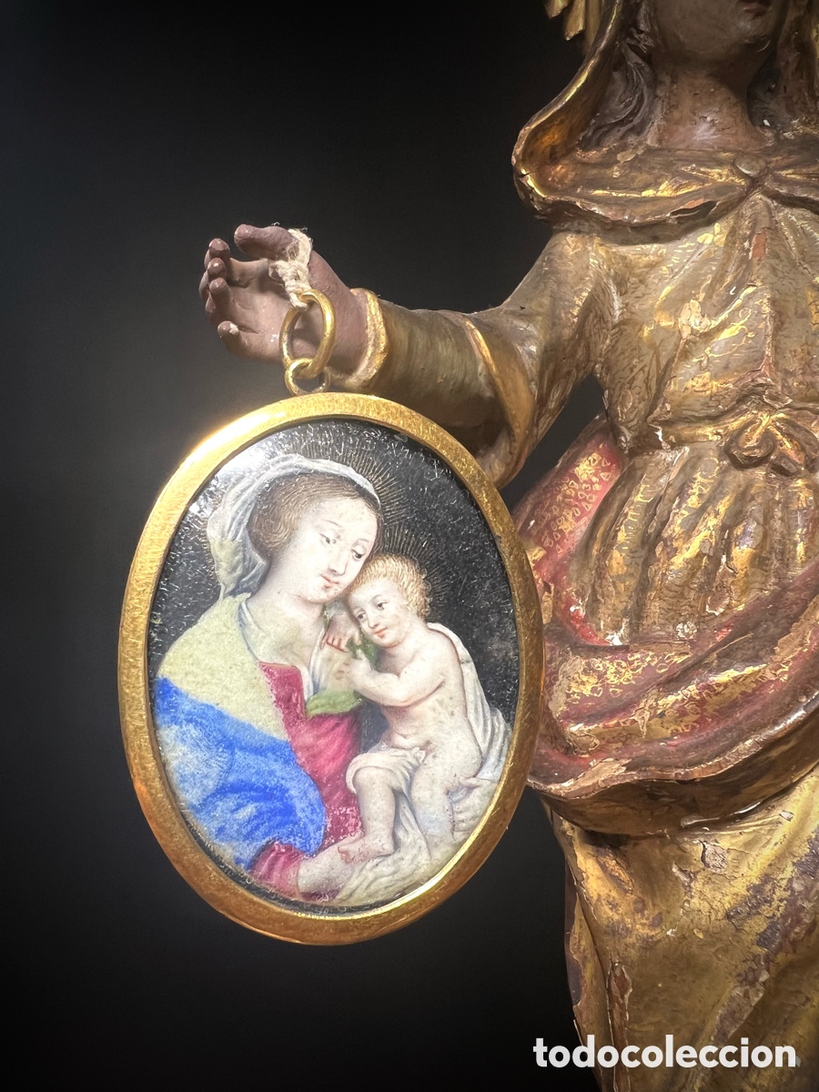 Antig&uuml;edades: Medall&oacute;n con pareja de Vitelas miniadas. S.XVII