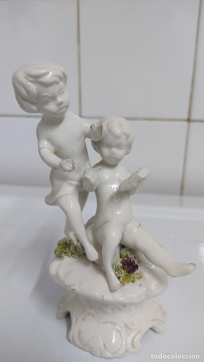 Antig&uuml;edades: Antigua figura de porcelana con pareja de querubines leyendo