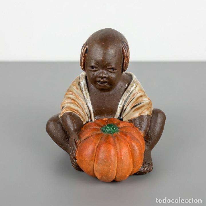 Antig&uuml;edades: Figura vintage ni&ntilde;o con calabaza - Barro cocido policromado - A&ntilde;os 60/70