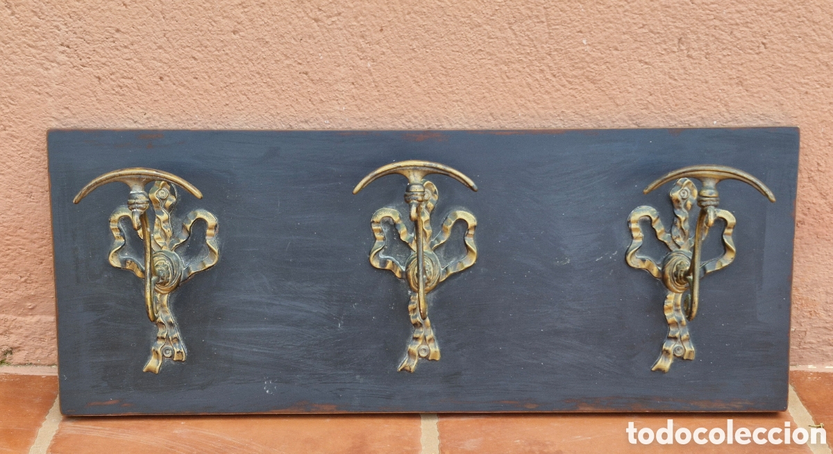 Antig&uuml;edades: PERCHERO DE PARED DE MADERA Y BRONCE.