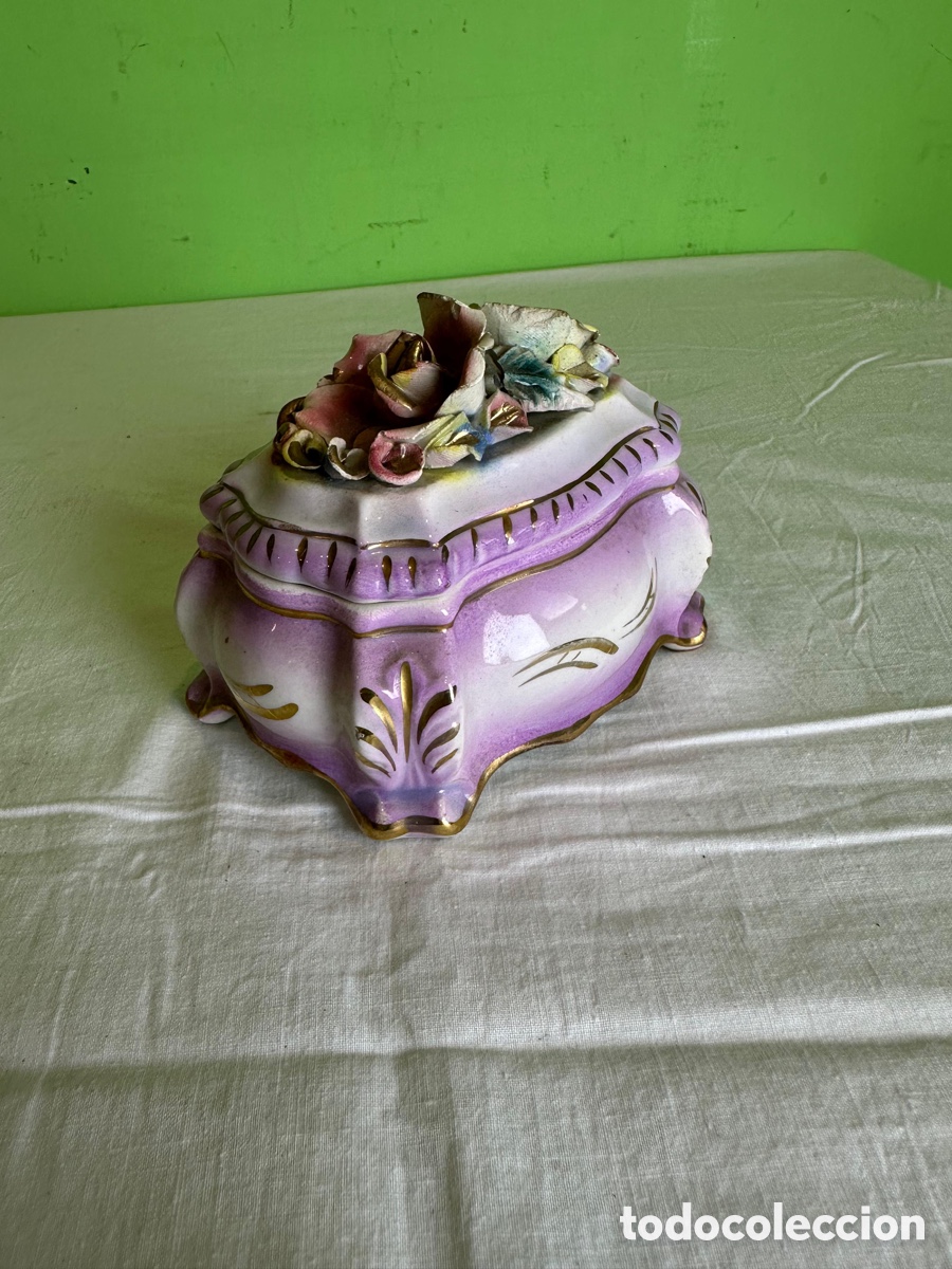 Antig&uuml;edades: Caja joyero porcelana estilo Capodimonte flores en relieve Spain pintada a mano vintage
