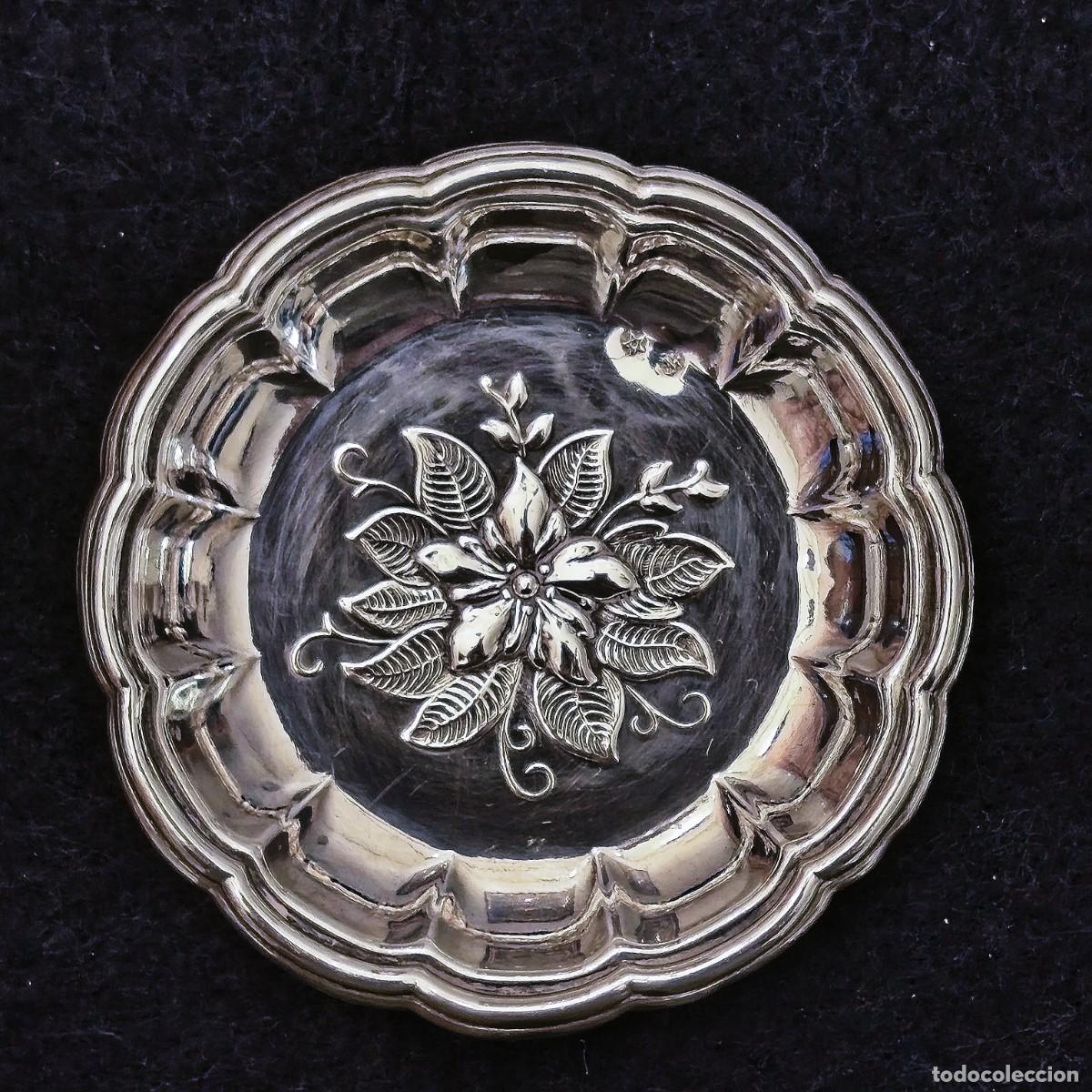 Antig&uuml;edades: BANDEJA DE PLATA DE LEY TEMA FLORAL. MED. 18 X 18 CMS