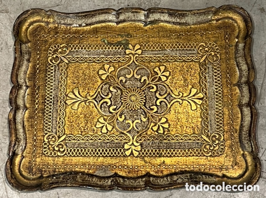 Antig&uuml;edades: Bandeja Veneciana. Madera. Hecha y pintada a mano. Pan de oro. Italia. 1900&rsquo;.
