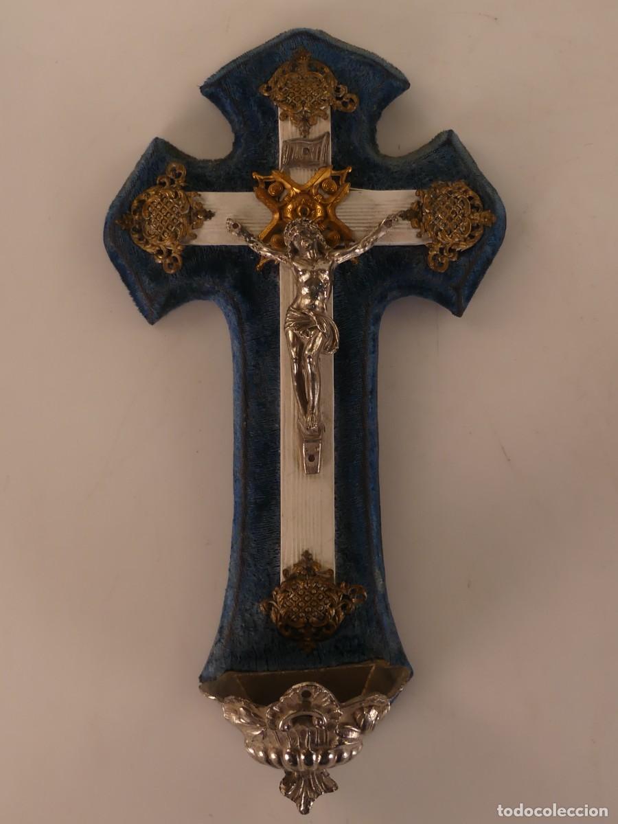 Antiguidades: CRUCIFIJO BENDITERA DE MADERA Y DETALLES DE METAL EXCELENTE OBJETO DE DECORACION RELIGIOSA