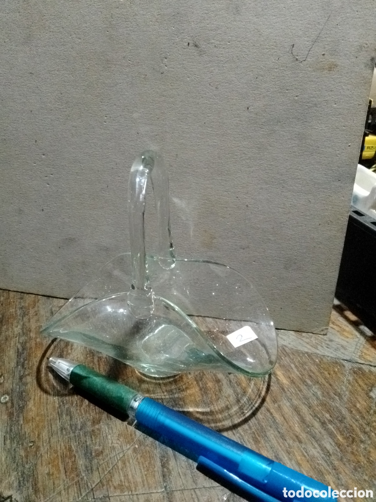 Antig&uuml;edades: Detalle cestita de cristal