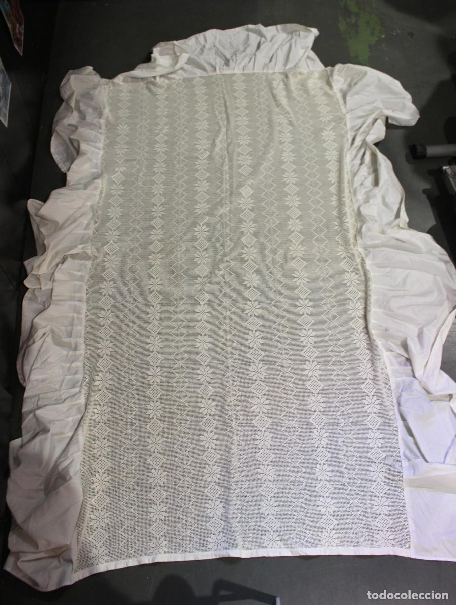 Antig&uuml;edades: Colcha de ganchillo, crochet, con faldones. Hecha a mano. Vintage.