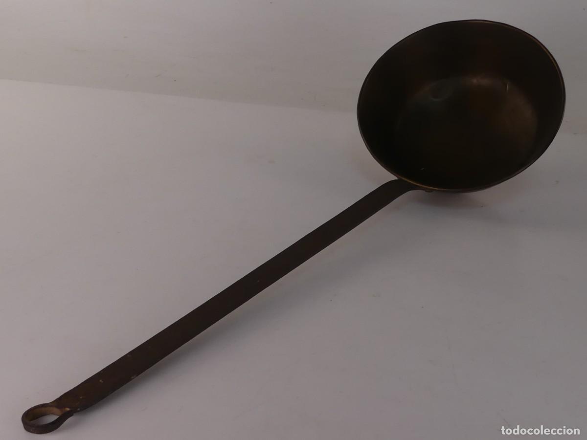 Antig&uuml;edades: ANTIGUO CUCHARON CON MANGO DE HIERO FORJADO