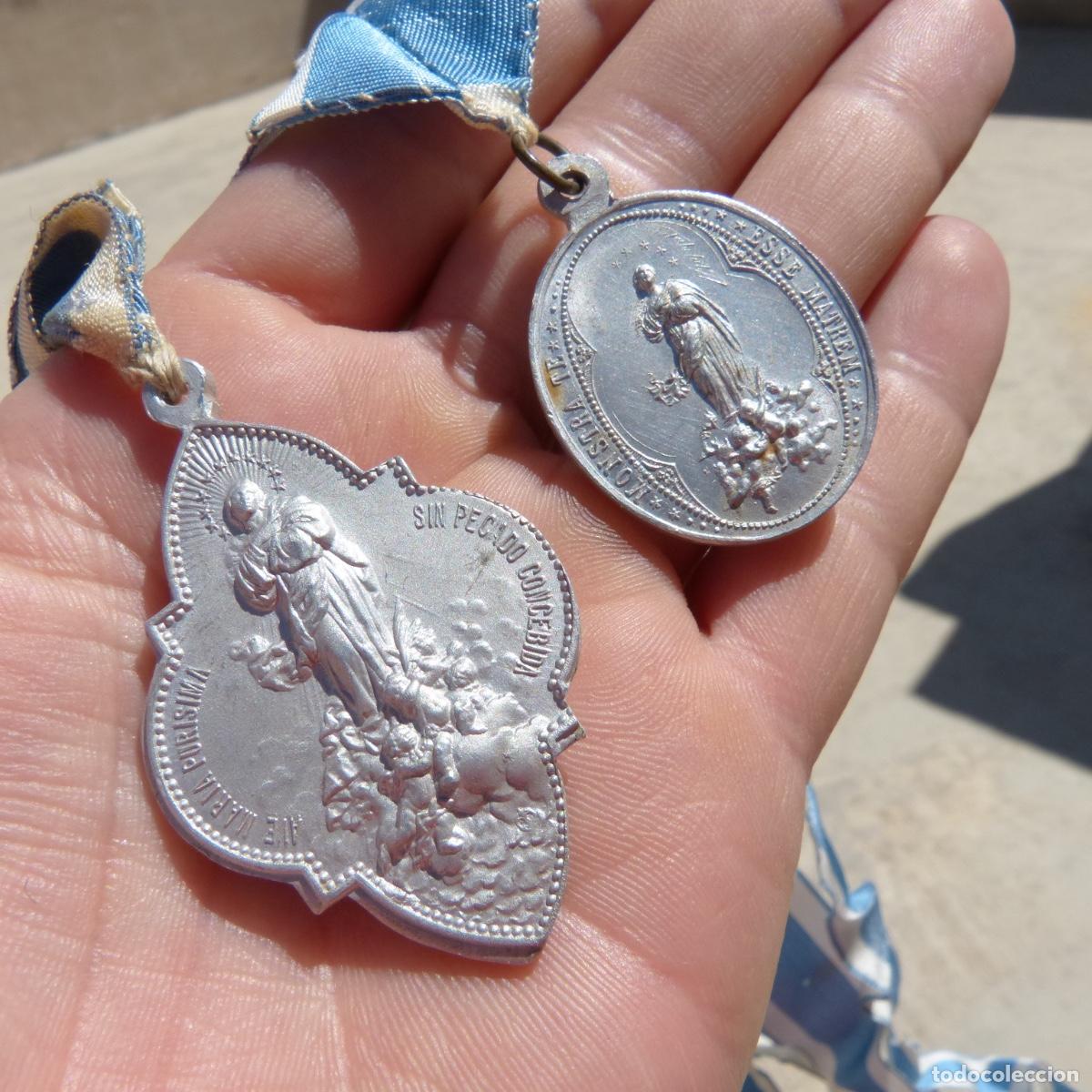 Antig&uuml;edades: Lote de 2 medallas de aluminio de las hijas de maria.