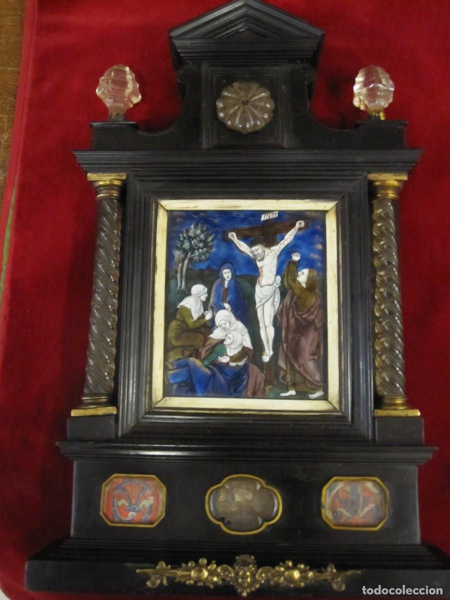 Antig&uuml;edades: MAGNIFICO RETABLILLO O ALTAR DE VIAJE, CON ESMALTE DE LIMOGES, Y RELIQUIAS. SIGLO XVI