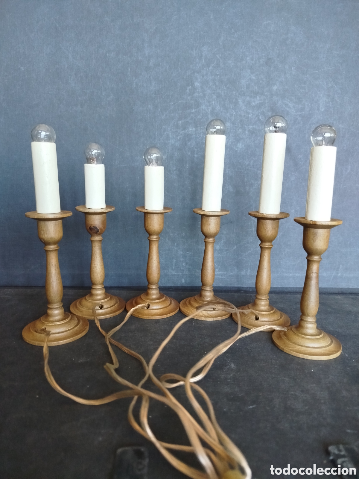 Antig&uuml;edades: JUEGO DE PEQUE&Ntilde;OS CANDELABROS ANTIGUOS DE MADERA.