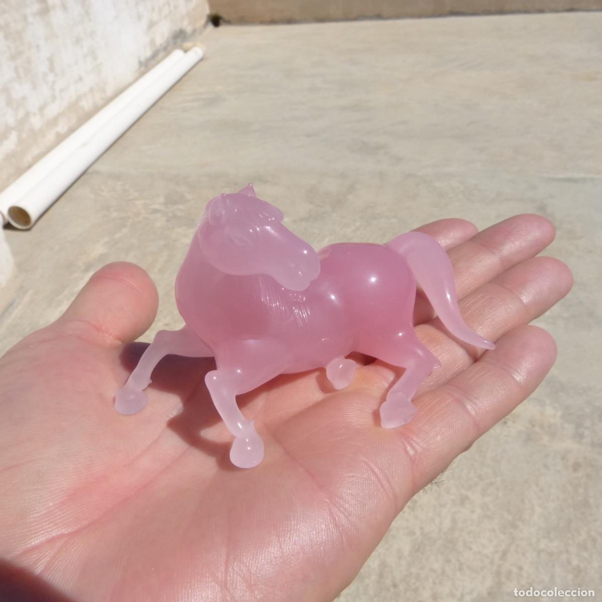 Antig&uuml;edades: Bonito caballo de vidrio opalino rosa finamente trabajado. 9,5x5,5x5,5cm, 136gr.