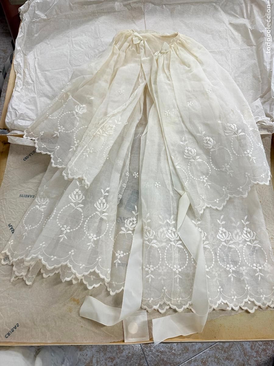 Antig&uuml;edades: Encantador vestido y capa de bautizo en caja original. A&ntilde;os 60. Preciosos. Excelente estado