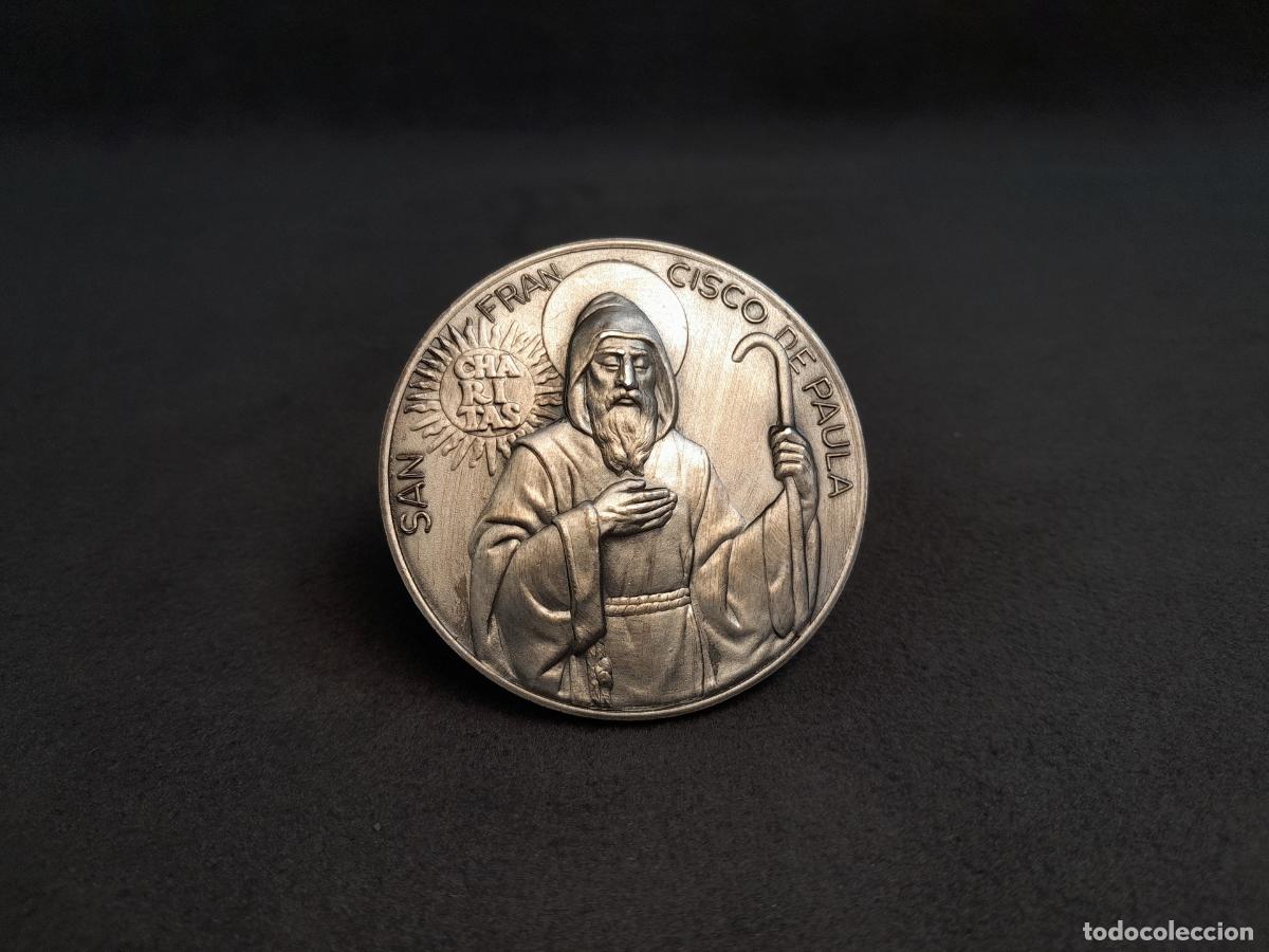 Antig&uuml;edades: M-2217. MEDALLA DE PLATA CONMEMORATIVA DE PRIMERA COMUNI&Oacute;N - SAN FRANCISCO DE PAULA. A&Ntilde;O 1972