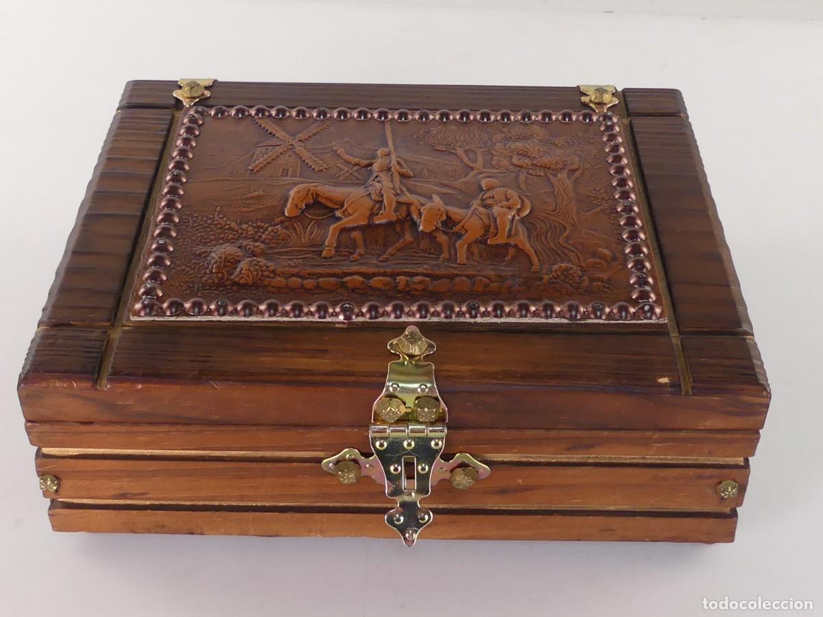 Antig&uuml;edades: BONITA CAJA DE MADERA TAPA DECORADA CON CUERO REPUJADO DON QUIJOTE Y SANCHO PANZA