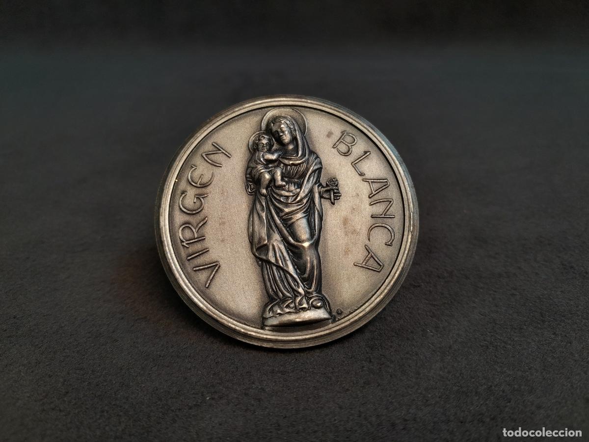 Antig&uuml;edades: MEDALLA CONMEMORATIVA DE PRIMERA COMUNI&Oacute;N CON LA VIRGEN BLANCA. SIGLO XX