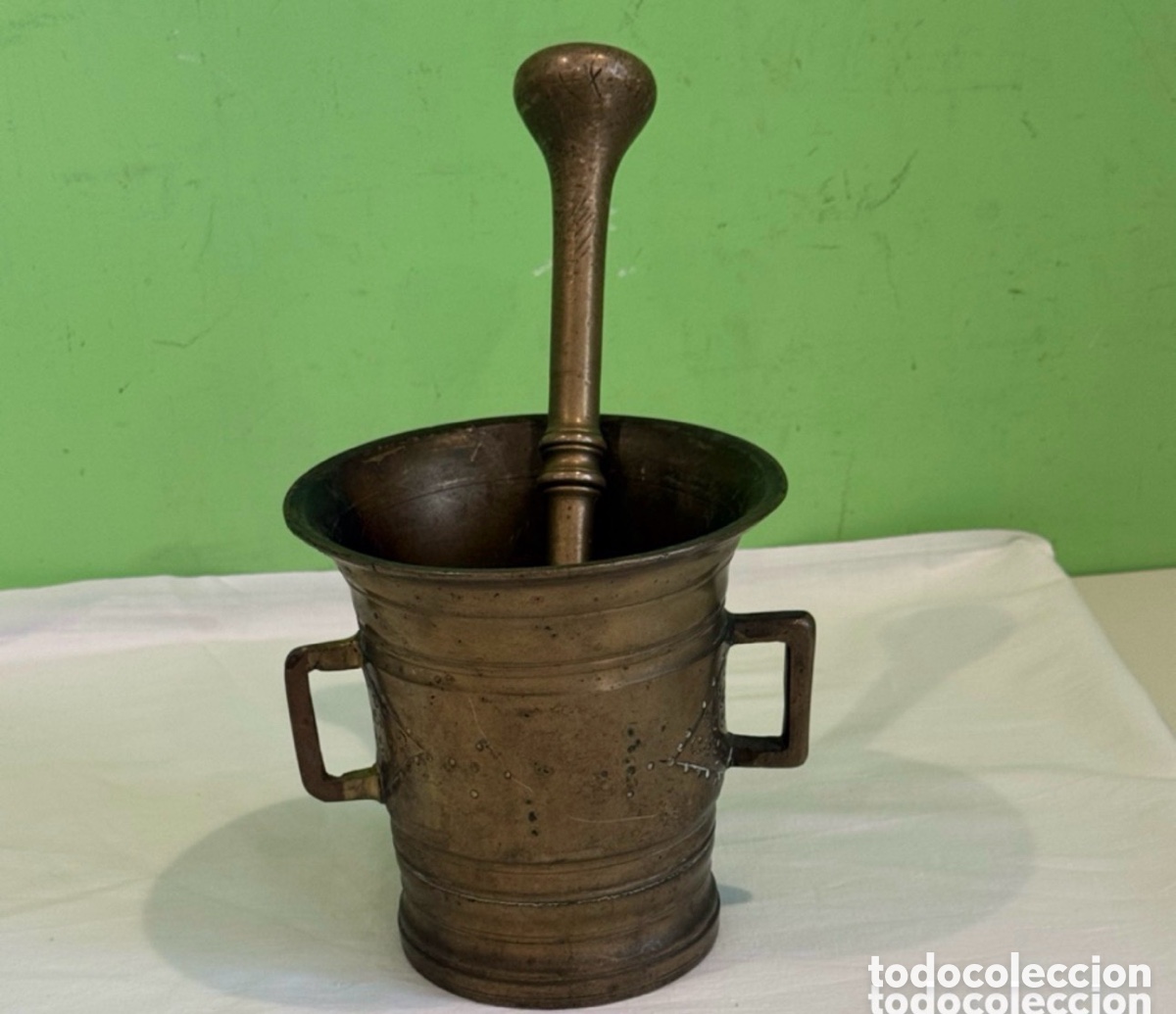Antig&uuml;edades: Antiguo y grandioso mortero de botica en bronce con mano apotecario farmacia siglo XIX